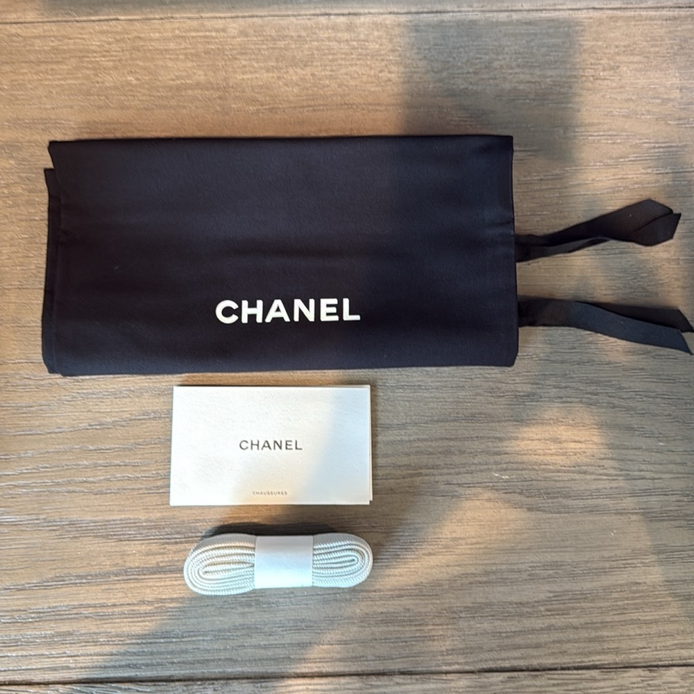 Chanel interlocking CC logo suede sneakers women’s size 38. - Picture 8 of 11